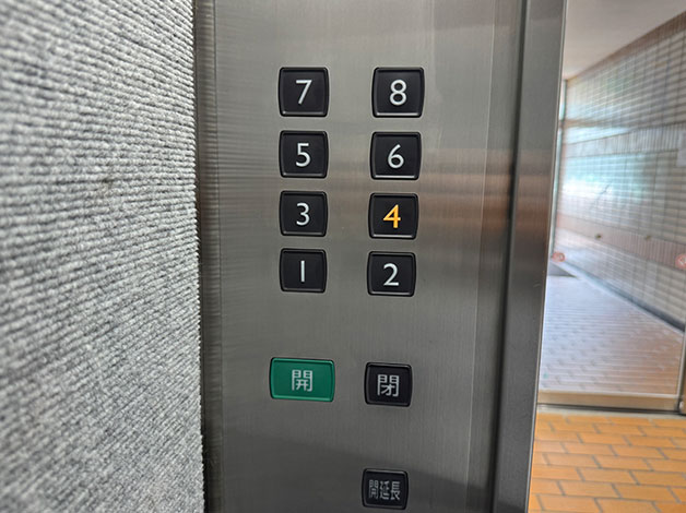 エレベーターで4階にあがって、直接「HAL探偵社 宮城仙台支店」をお訪ねください。
もしわかりにくいようでしたら、本部にお電話ください。担当者がお迎えに上がります。