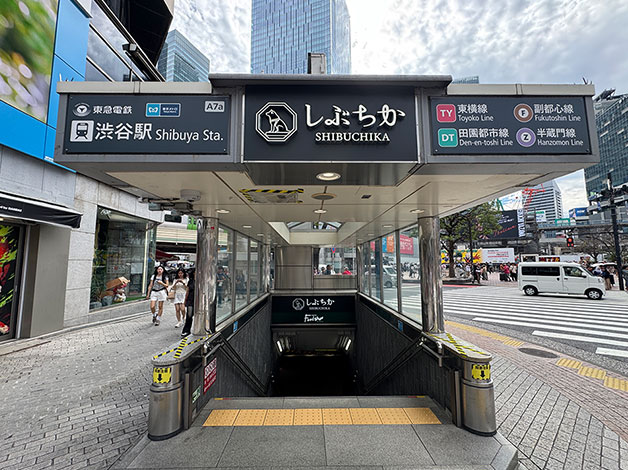 「A7a」出口を出て、そのまま原宿方向に進みます。
「タワーレコード渋谷」方向です。