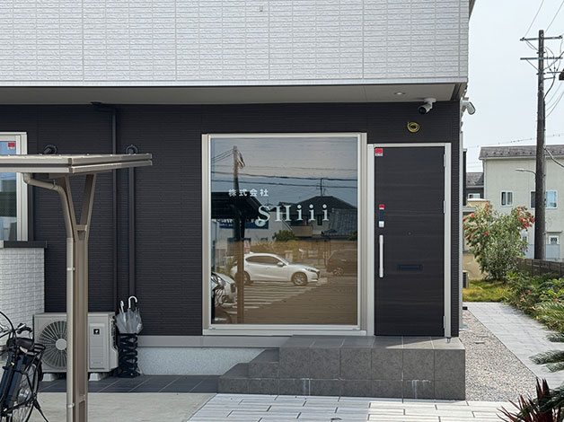 「ルースラソ エシィ」の1階にある「株式会社SHiii」がHAL探偵社 滋賀支店です。