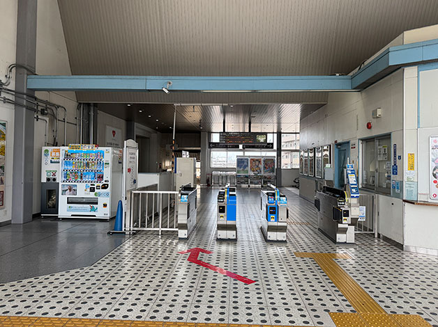 「栗東駅」の西口から「霊仙寺」の交差点を目指してお越しください。