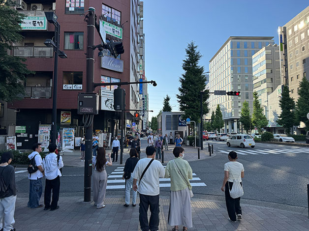 「10番出口」のエレベーターを出ると目の前に交差点「新横浜二丁目」があるので、交差点を渡ってすぐ左折してください。
※以降は、上記の『3番から先の案内（新横浜駅前郵便局のビル）』をご確認ください。