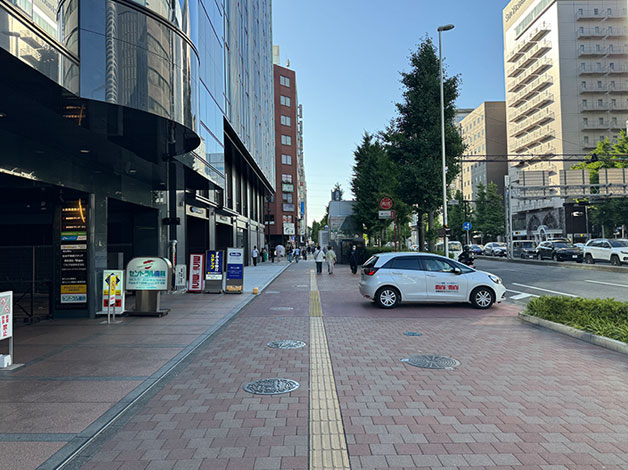 「9番出口」を地上に出て左折したら、日産スタジアム方向（JR新横浜駅から離れる方向）に進みます。
