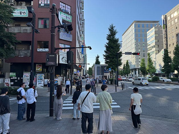 交差点「新横浜二丁目」を渡ったらすぐ左折します。
※『地下1階コンコース「10番出口」からの案内』の3番から先の案内（新横浜駅前郵便局のビル）をご確認ください。