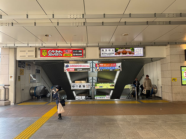 「南口」方向に進むとコンコースに出る手前・右手側に、地上に降りれるエスカレーター・階段があります。
このエスカレーター・階段で地上に降ります。