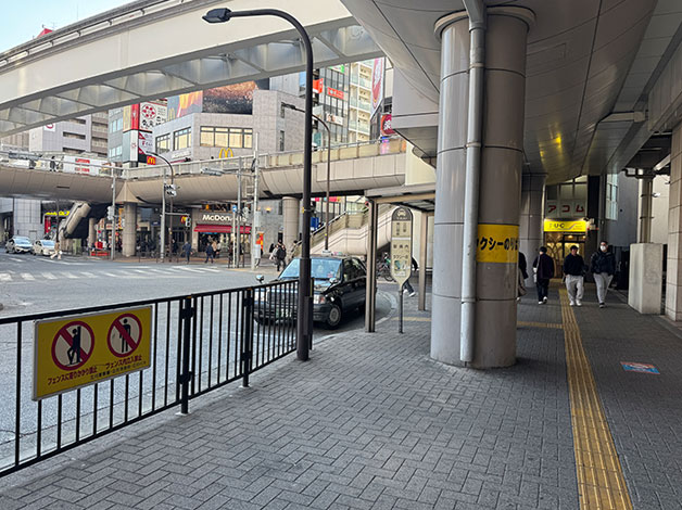 地上に降りたらロータリーがあります。ロータリーに着いたらそのまま直進して「タクシー乗り場」の方向に進みます。
※マクドナルドの看板が見えるので、その方向に進むのがわかりやすいです。