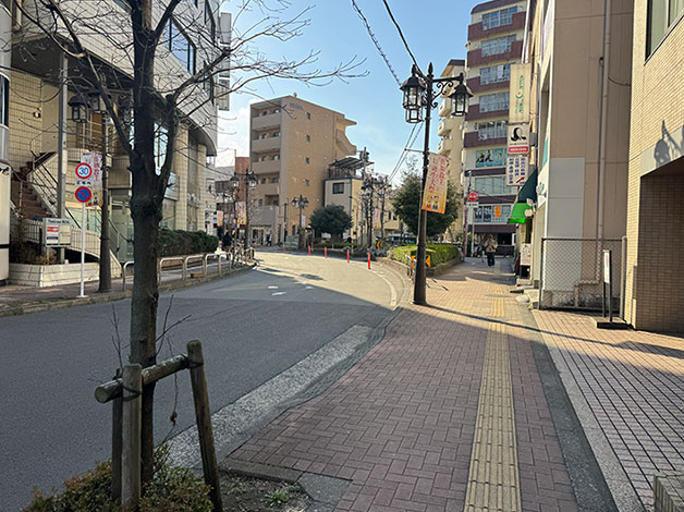 直進するとカーブが見えてきます。カーブをそのまま直進します。