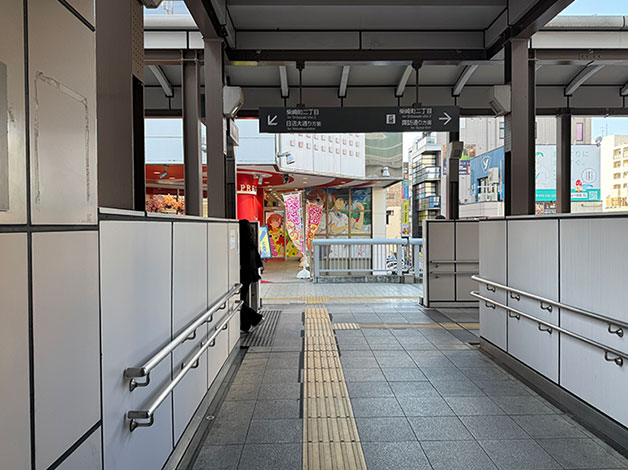 改札を出て左折すると、パチコン店「PREGO」があります。