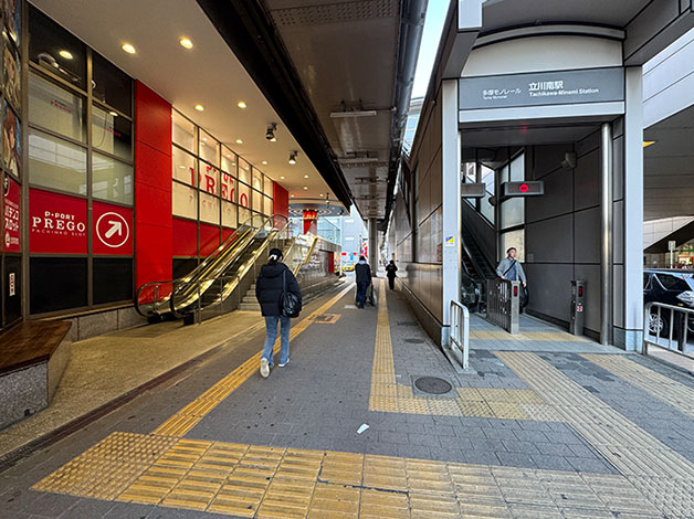 エスカレーターで地上に降りたら、直ぐに折り返して、パチコン店「PREGO」の脇を直進します。
※JR「立川駅」の方向に進むことになります。