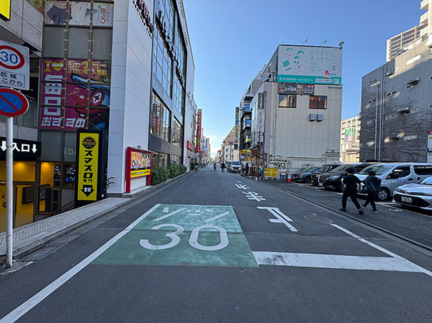 パチコン店「PREGO」の角を左折し、そのまま直進します。