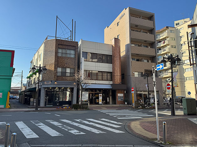 突き当りまで着くと、道路を渡った正面に、うなぎ屋「良銀」があります。
この3階にある「SOHOプラザ立川」が「HAL探偵社 東京立川支店」になります。
※うなぎ屋「良銀」の前に着いたら本部にお電話ください。担当者がお迎えに上がります。