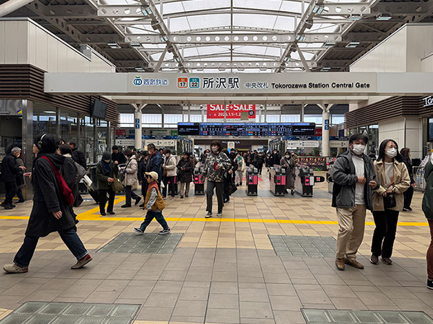 西武新宿線・池袋線の「所沢駅」中央改札、もしくは南改札を出て、東口方面に進みます。
中央改札は出て左折、南改札は出て右折すると東口方面に進みます。
※画像は中央改札<br>