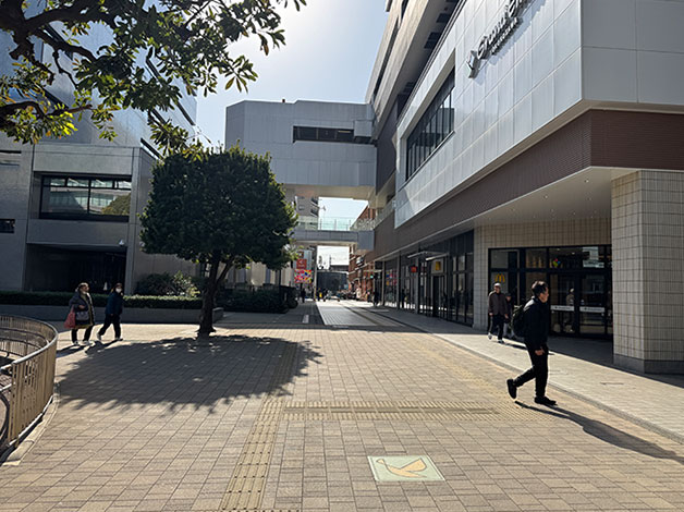 下ってすぐ、右折します。
マクドナルドがある方向です。