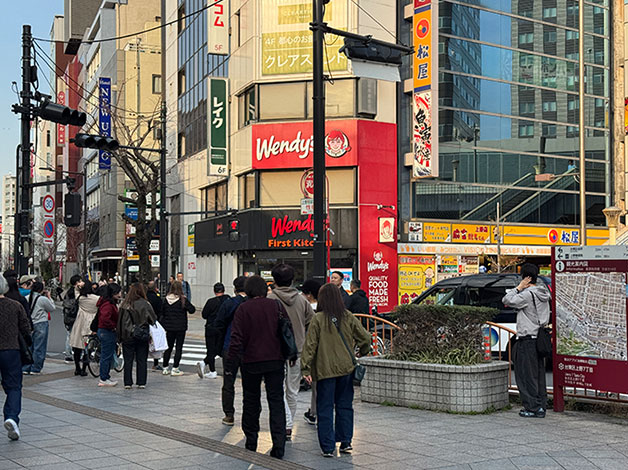 「浅草口」を直進すると、「ウエンディーズ」「松屋」の方向に交差点を渡りま