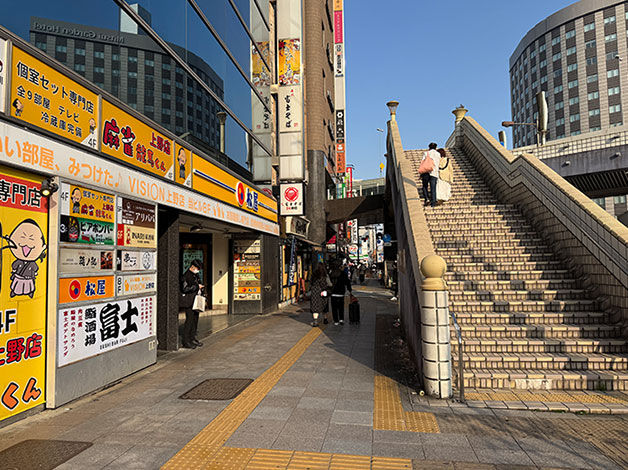 交差点を渡ると「松屋」の前を通り、首都高速の方向に直進します。