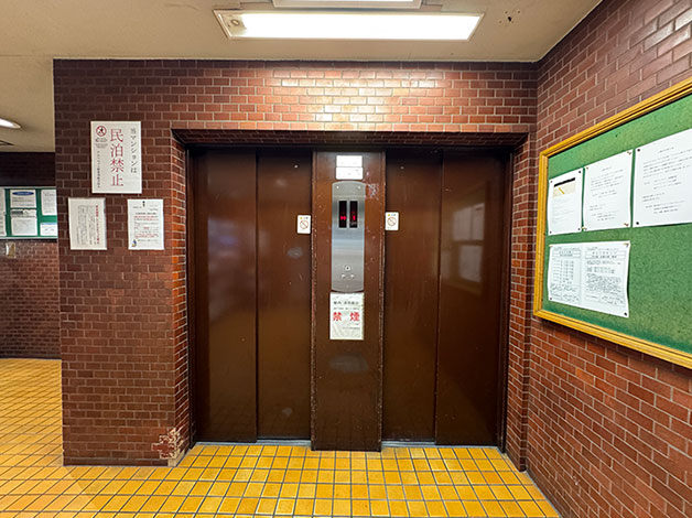 エレベーターで4階に上がります。