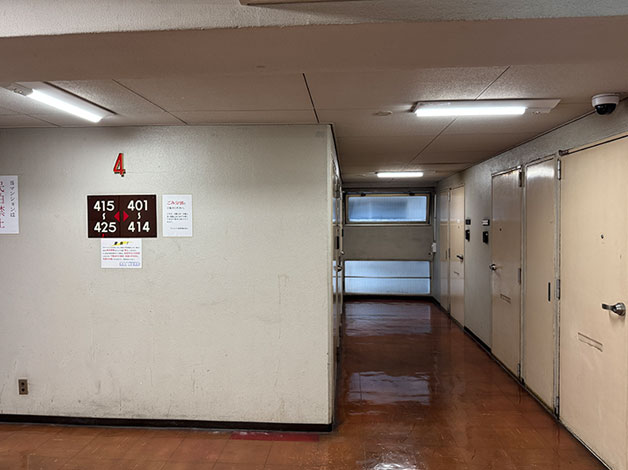 4階を降りたら「413号室」を直接お訪ねください。もし、わからなければ、4階に着いたら本部にお電話ください。お迎えに上がります。