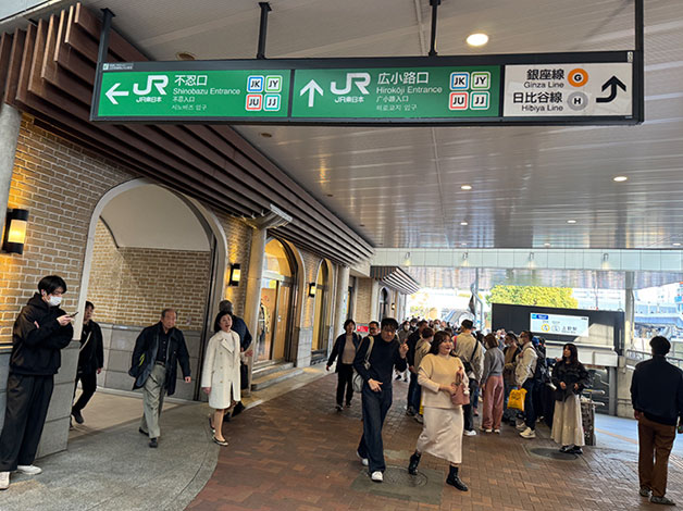 京成上野駅を出て、JR上野駅の前を「広小路口」方向に直進します。