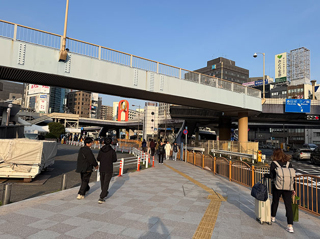 「広小路口」の前を通りすぎ、首都高速・歩道橋の方向に直進します。