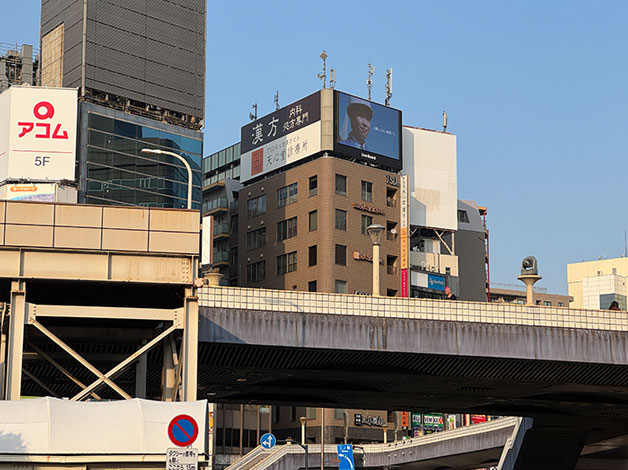 タクシー乗り場を過ぎると、JR「上野駅」からの案内2に着きます。
※以降は、JR上野駅からのご案内の通りにお進みください。
