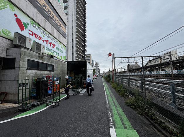 JR線路沿いを真っすぐ進みます。