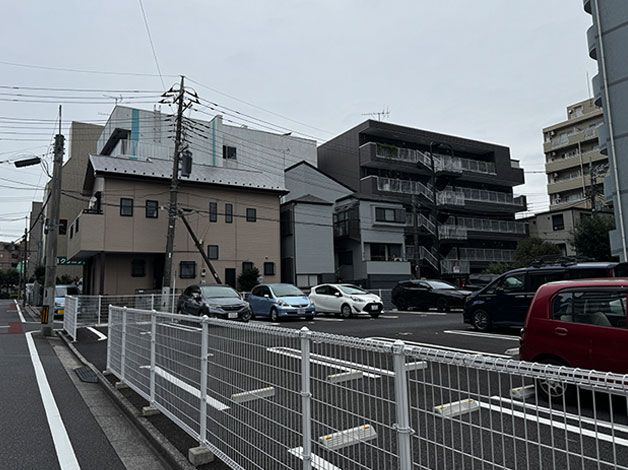 駐車場の奥にある黒色の建物が「HAL探偵社 埼玉浦和支店」です。