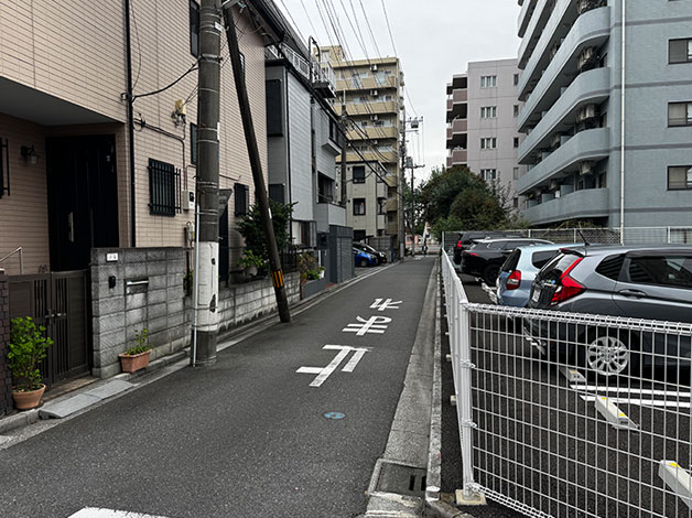 駐車場の先を右折します。