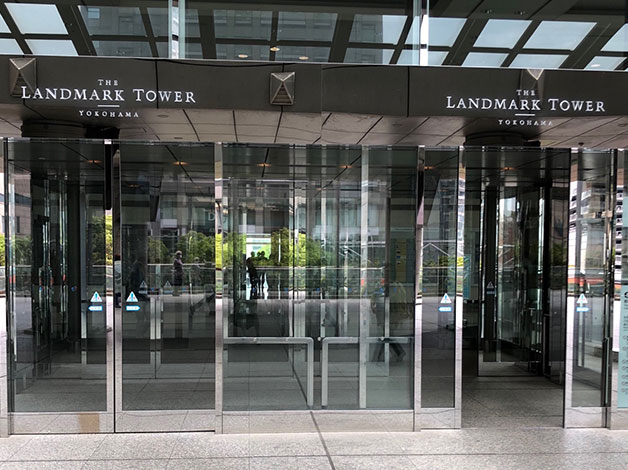 しばらく直進するとランドマークタワーの手前右に、ランドマークオフィスタワーの入り口がありますので入ります。